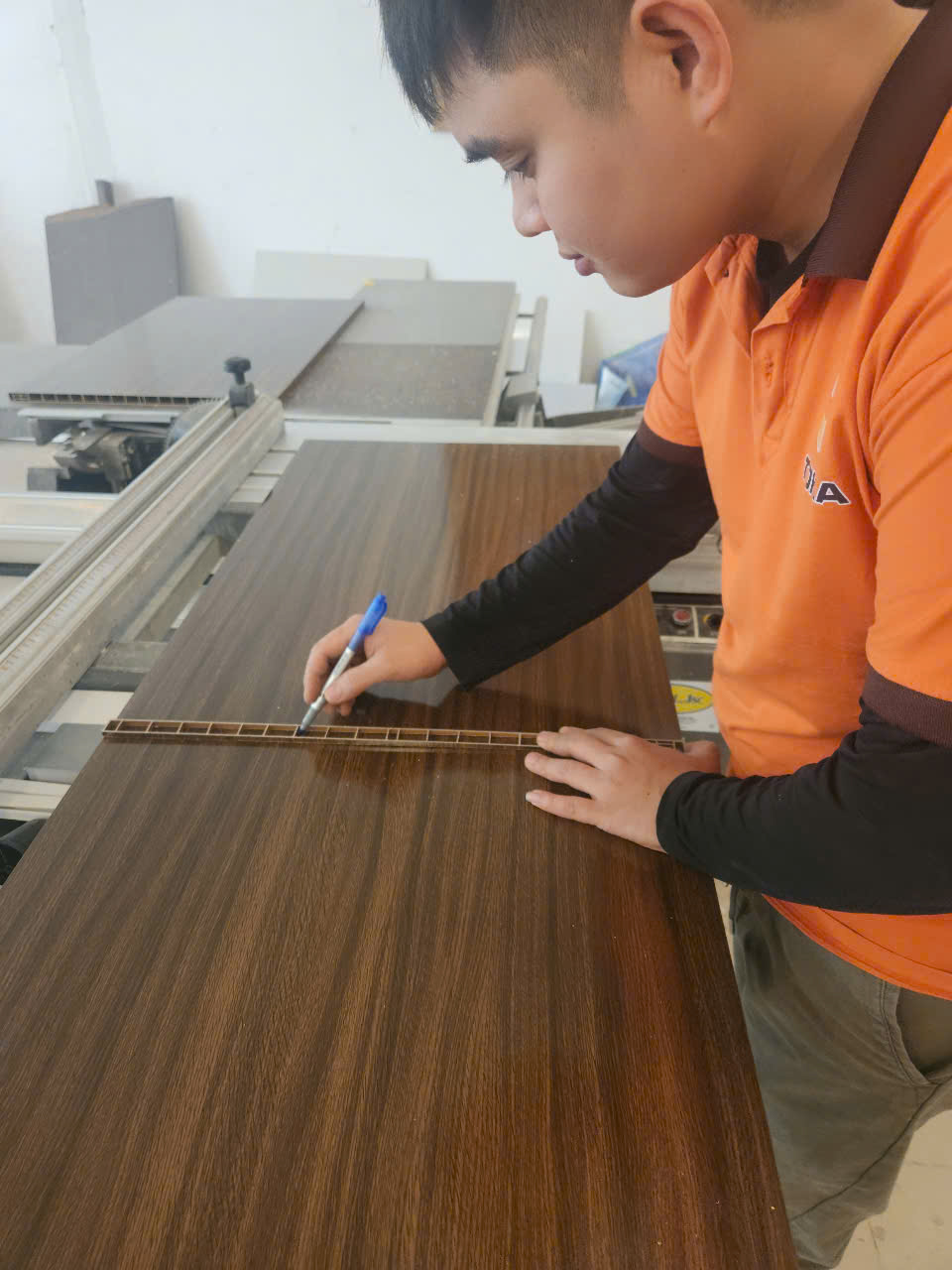 Kỹ thuật viên TOKA đo cắt tấm nhựa