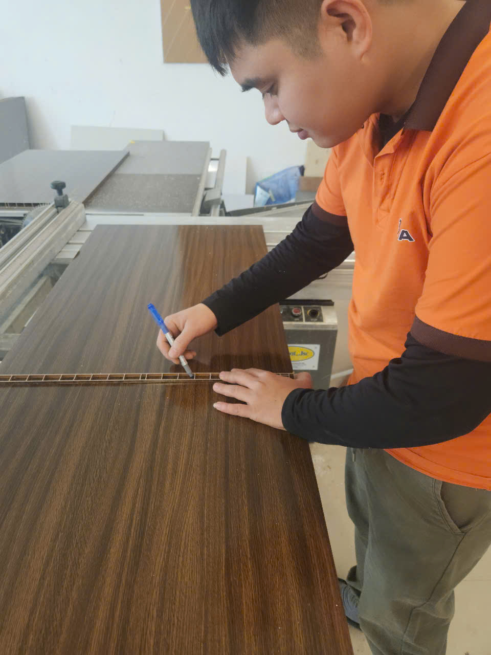 Kỹ thuật viên TOKA kiểm tra sản phẩm